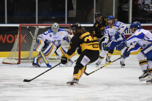 Praise for visiting netminder in aftermath of shoot-out loss to Fife