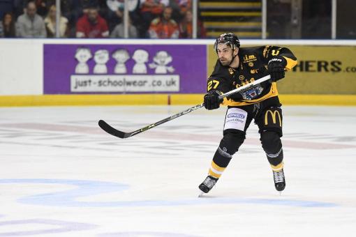 Sam Oakford decides to drop down from top flight hockey