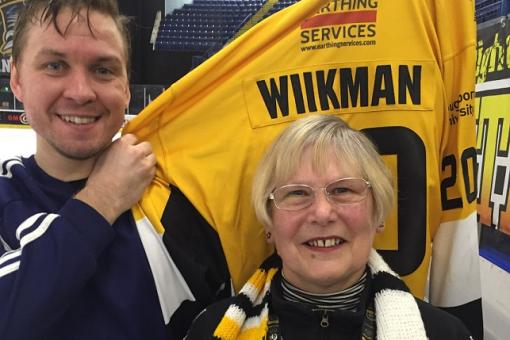 EARLY PRESENT FOR EX-GOALIE GLORIA