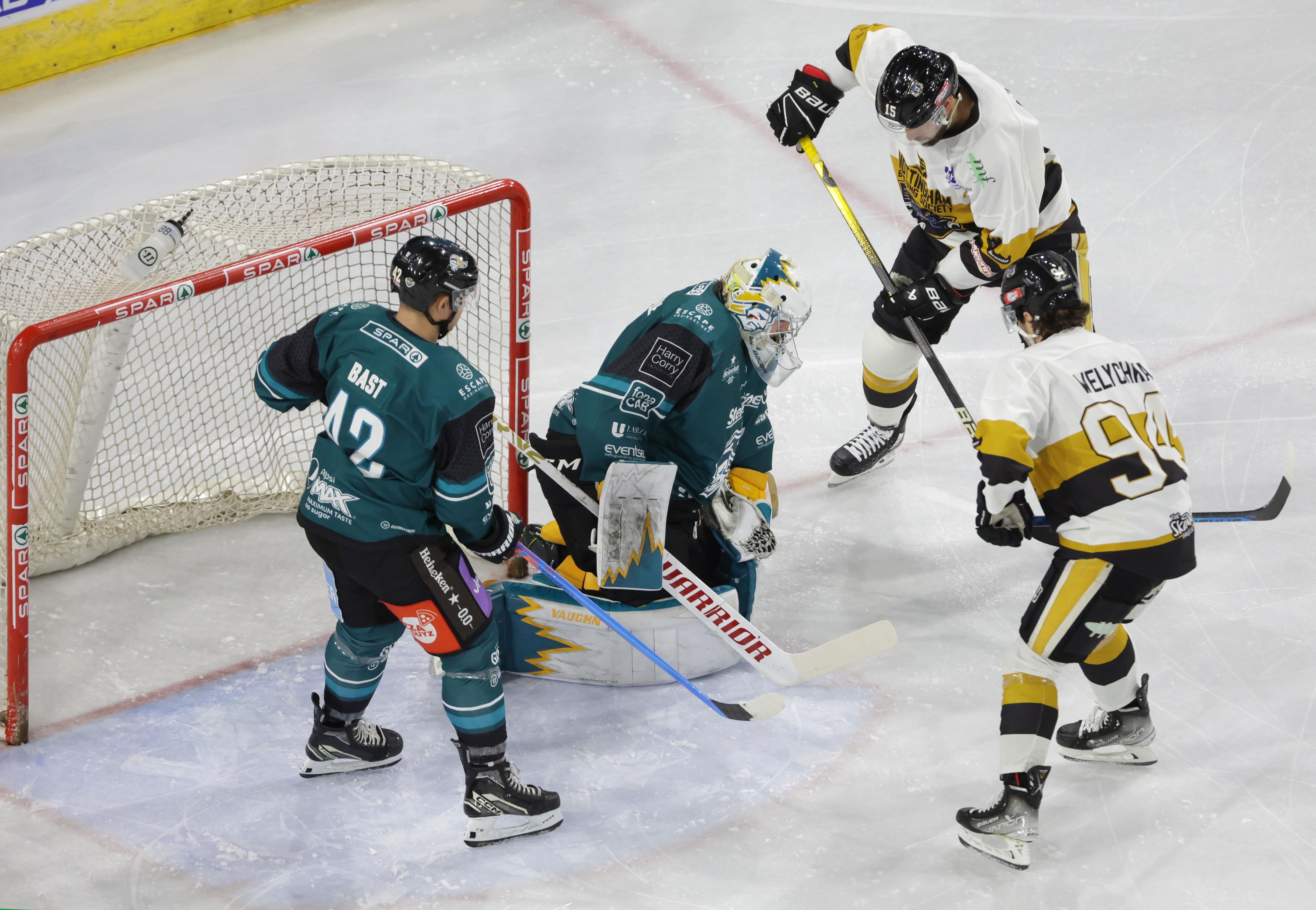PANTHERS OUT OF CUP AFTER DEFEAT BY GIANTS Top Image